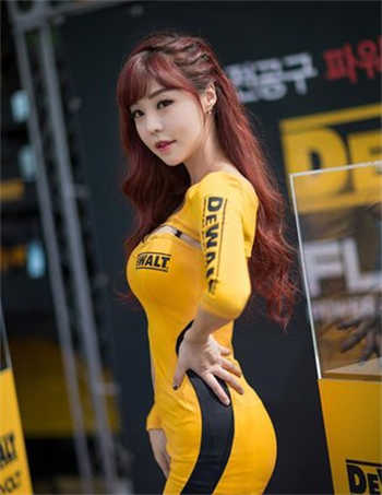 女中介和金主一起看房