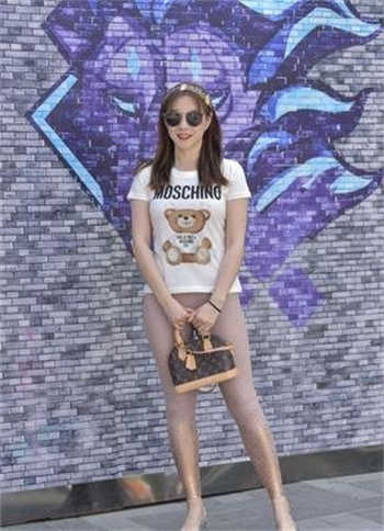 女主播洗澡时忘关摄像头