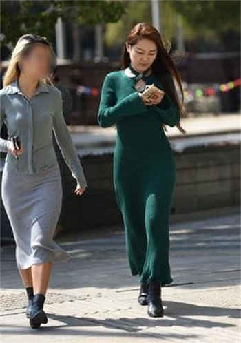商务旅行戴帽子女老板同行