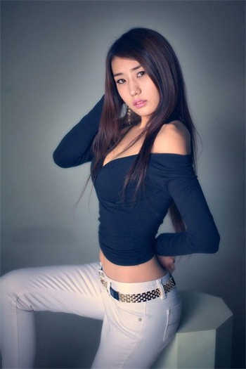 ai换脸周淑怡打扑克