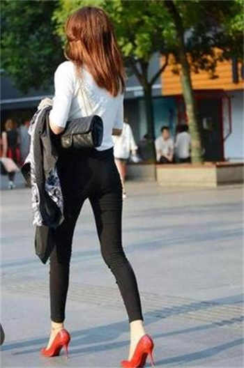 对我的可爱咬一口是什么歌
